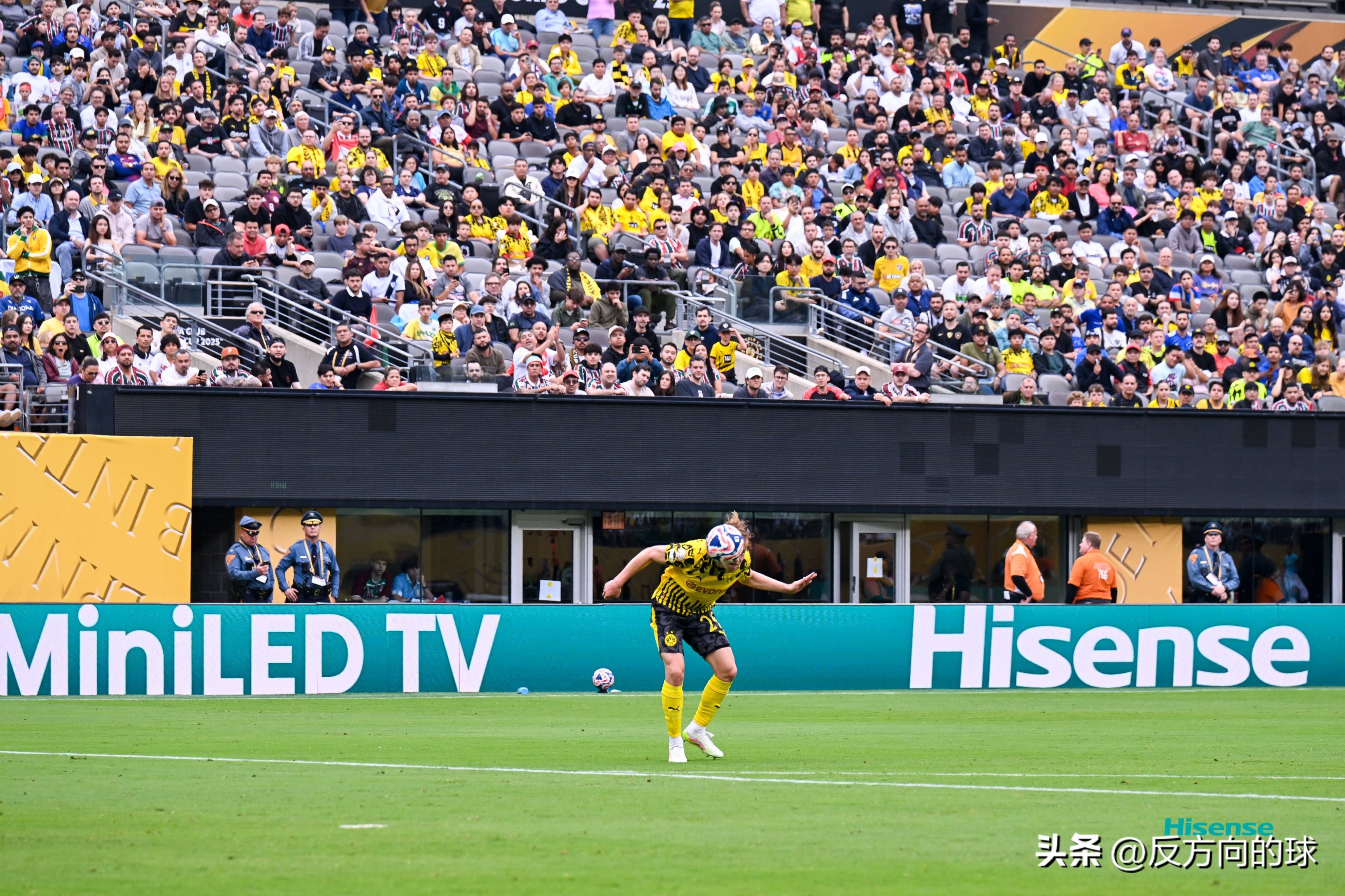 沙尔克04客场告捷，全队发挥出色获得胜利的简单介绍