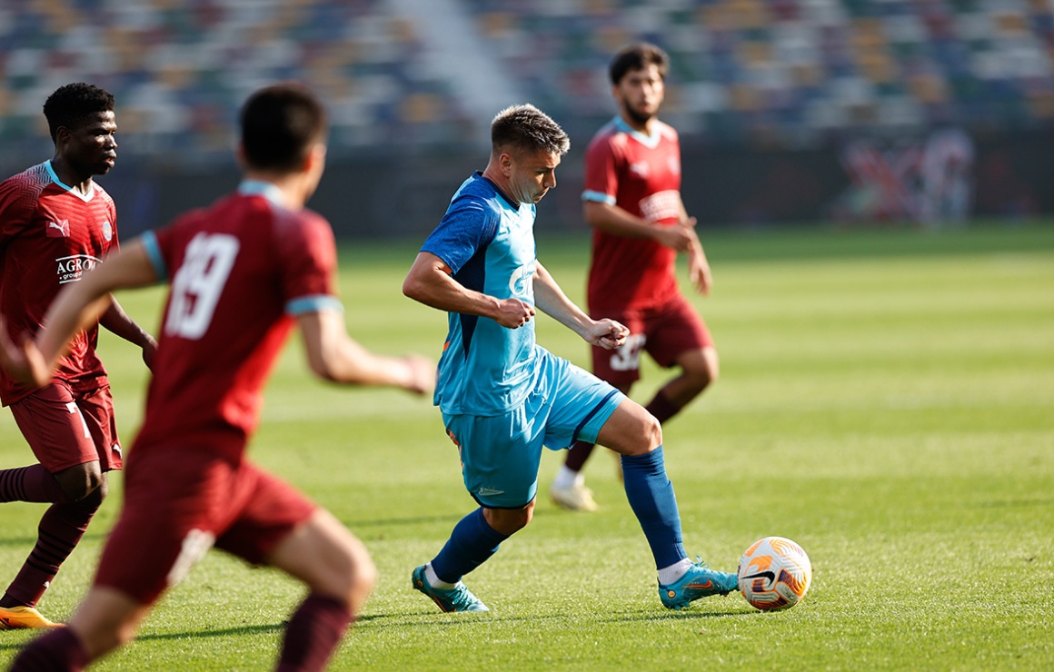 包含澳大利亚青年球员在训练营中脱颖而出的词条