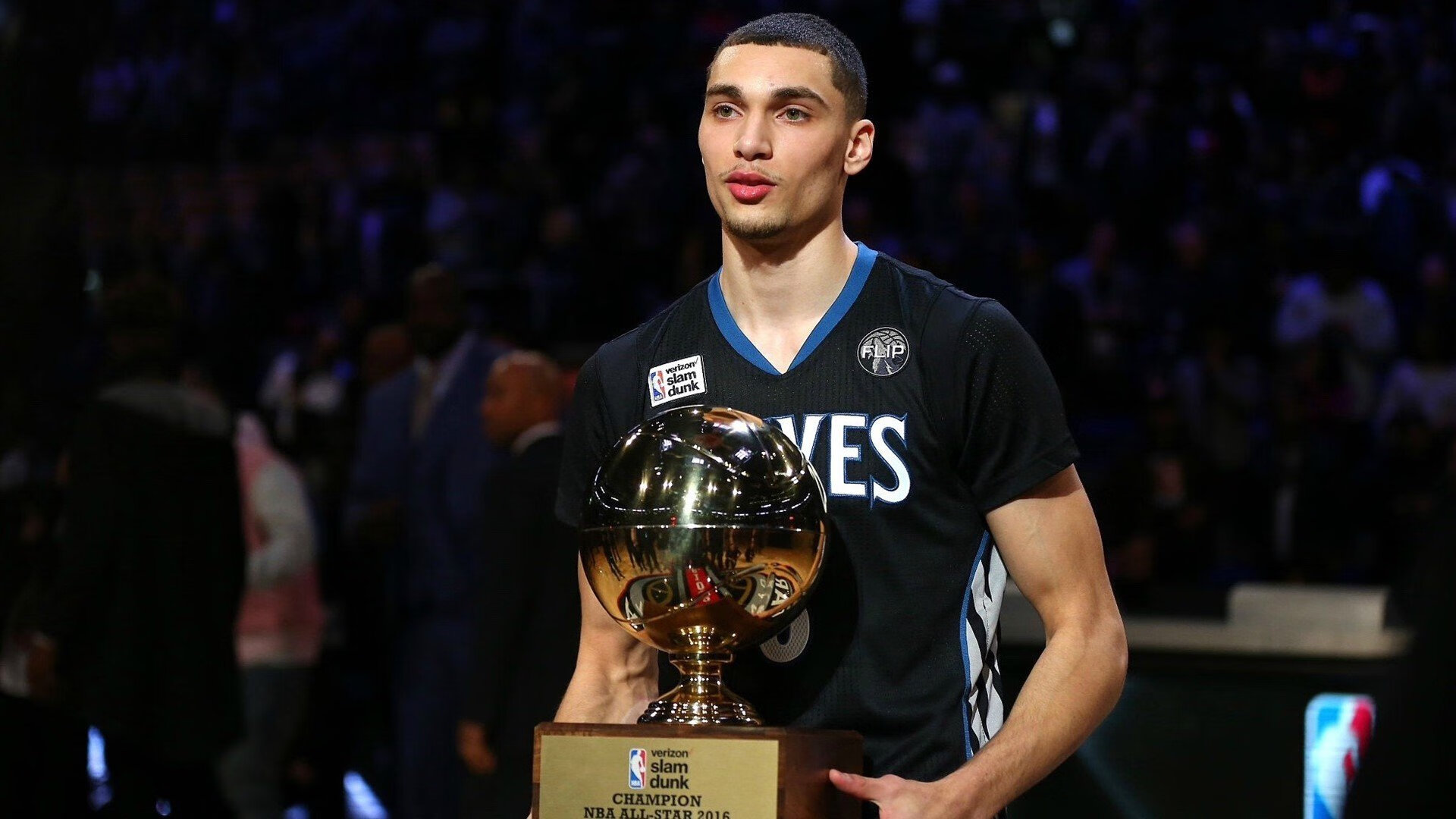 看到您给出的两个关键词—一个来自CBA(篮球)一个来自NBA(篮球)这显然是一个非常有想象力的跨界组合。要写好唯一性,就要找到这两个看似无关的体育事件内在的叙事共鸣点